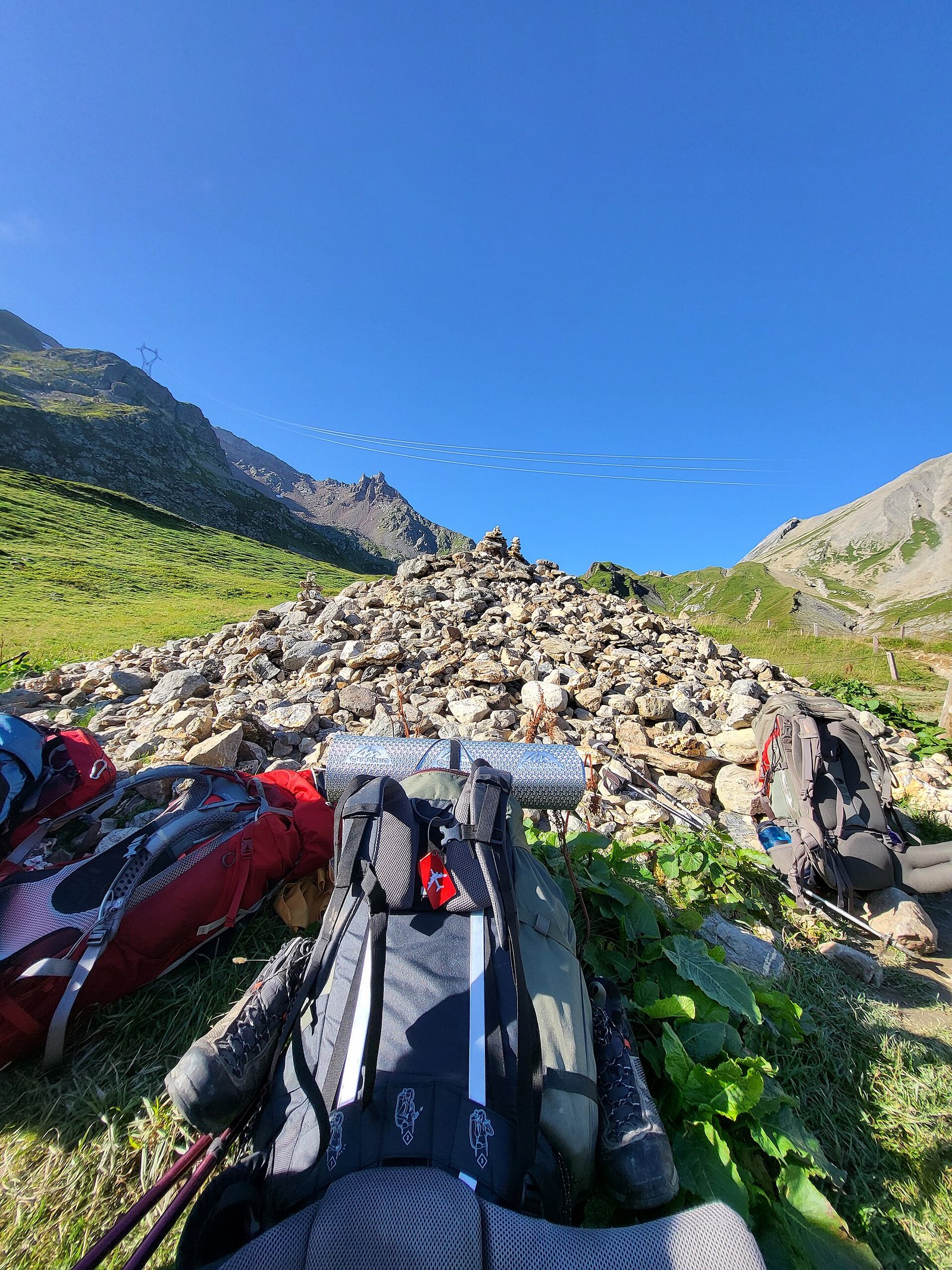 Sentier de montagne, cairn sur le Tour du Mont Blanc : partir à pied