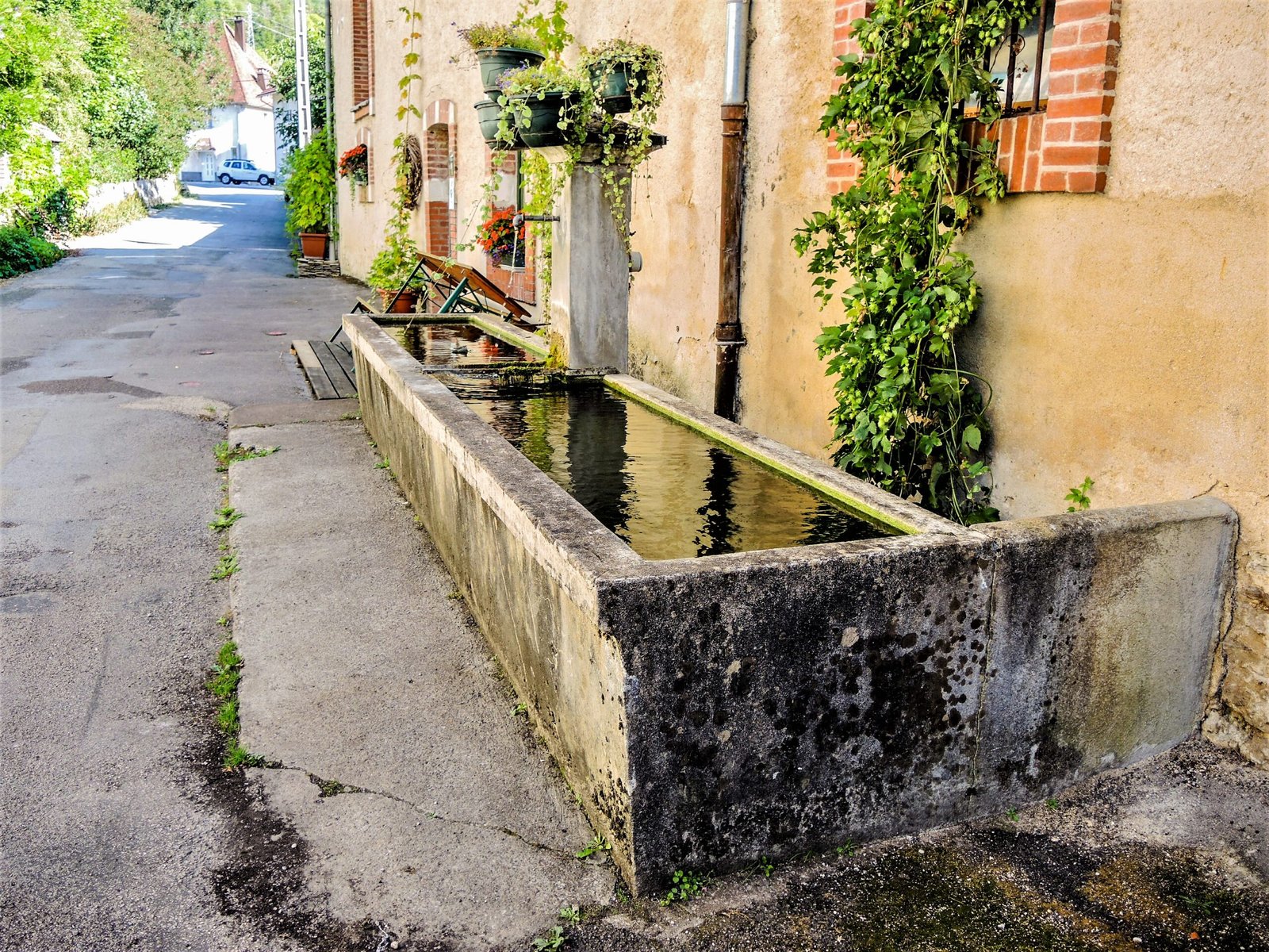Fontaine-abreuvoir au bas d’un village