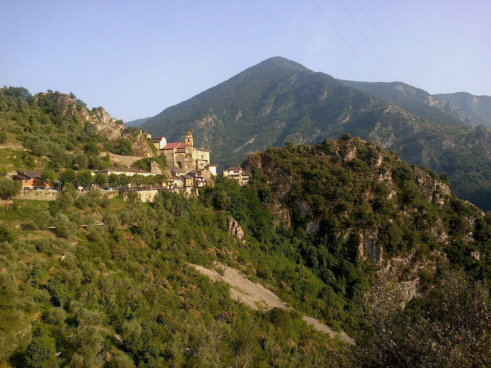 Village de Saorge au-dessus de la Roya, étape accessible à pied depuis une gare