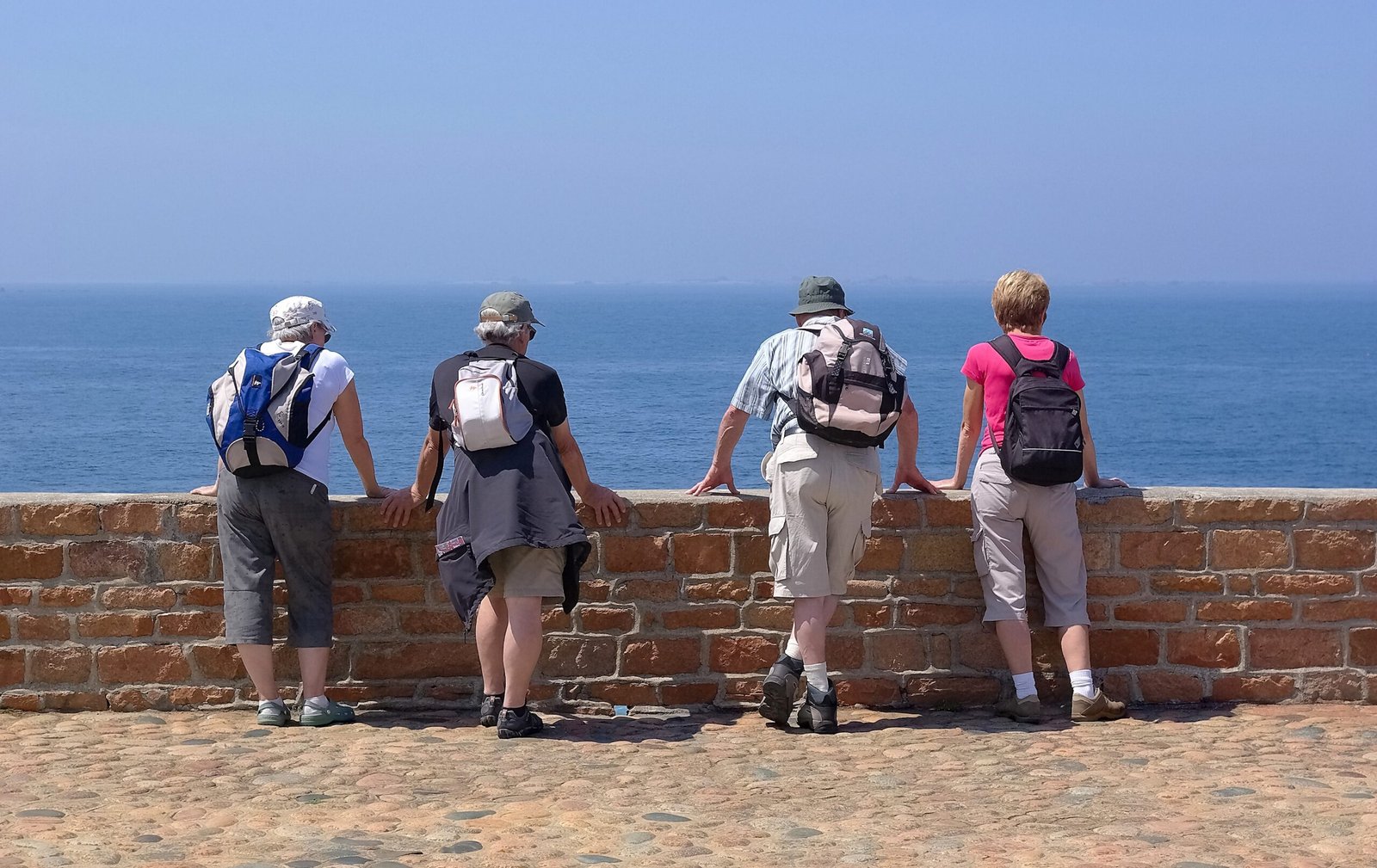 Marcheurs sur un chemin de l’île de Bréhat