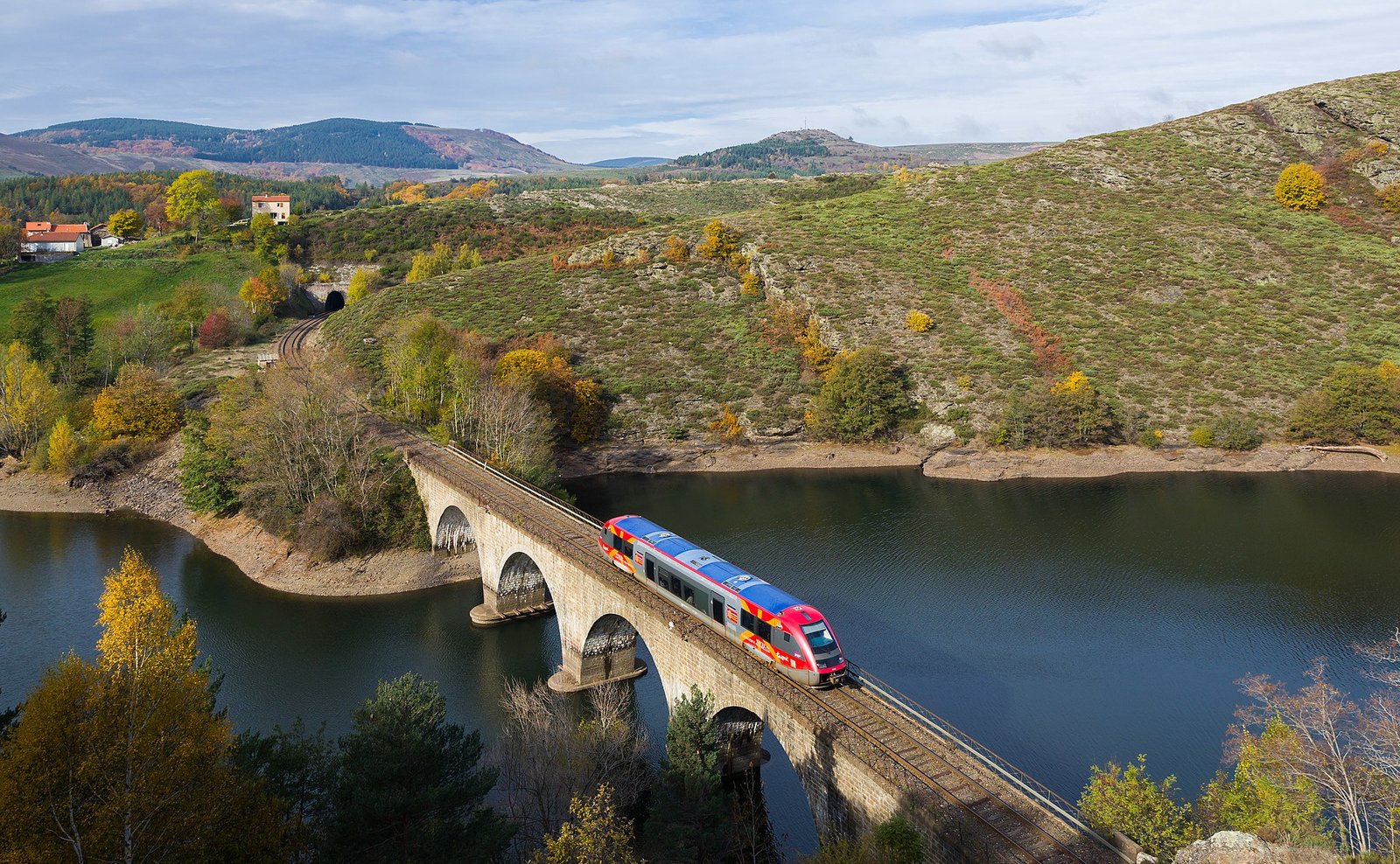 Autorail TER SNCF en gare de montagne, départ sans voiture