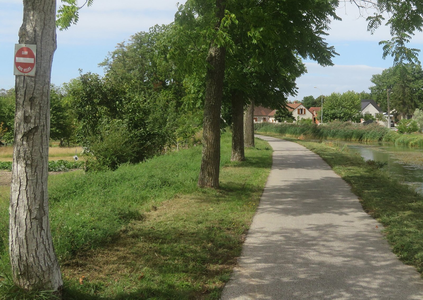 Voie verte le long d’un canal, réservée aux vélos
