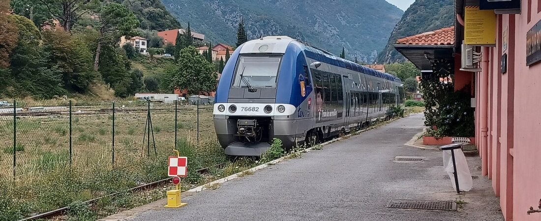 Train des Merveilles : la ligne est cadrée, on marche de gare en gare