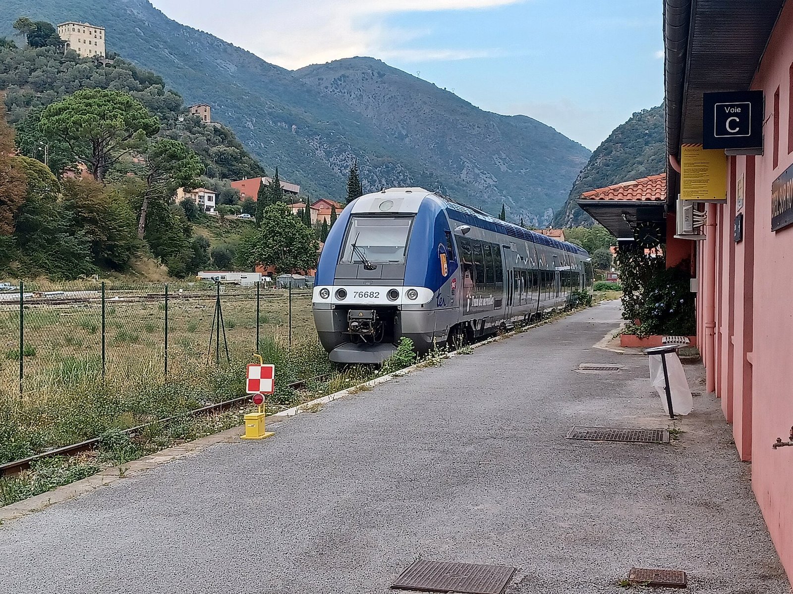 Autorail TER sur la ligne Nice–Breil-sur-Roya, accès ferroviaire vers la vallée de la Roya
