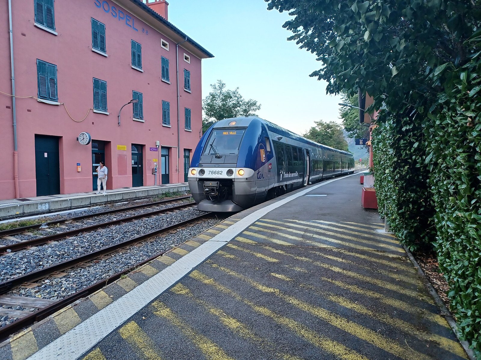 Quai de la gare de Sospel avec un autorail TER après une étape à pied