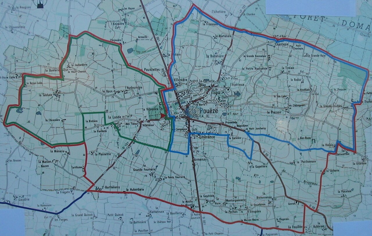 Préparation d'un itinéraire de voyage autonome avec carte topographique et équipement de base