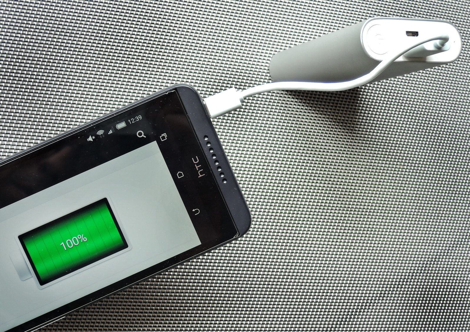 Téléphone en charge sur une batterie USB externe