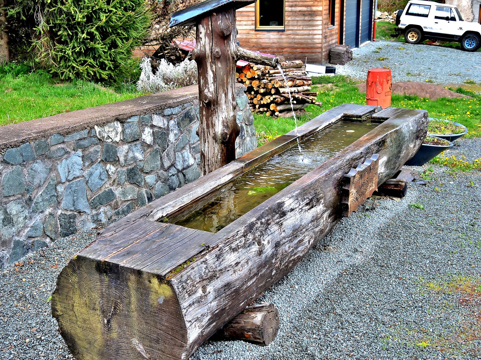Fontaine des randonneurs au haut du village de Lepuix
