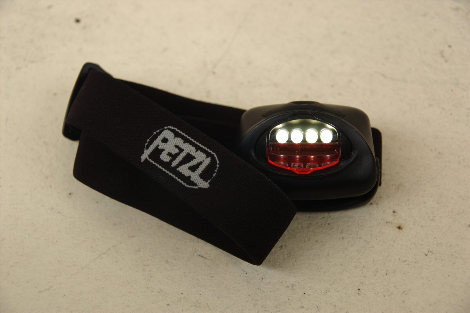 Frontale LED, petit poste de consommation en bivouac