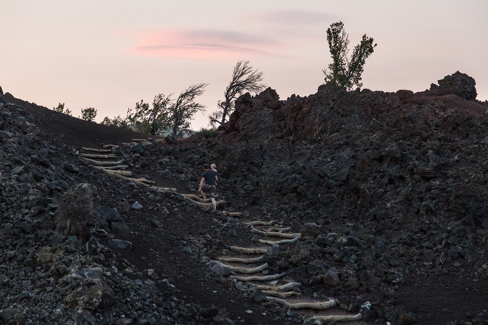 Marcheurs sur un sentier au coucher du soleil