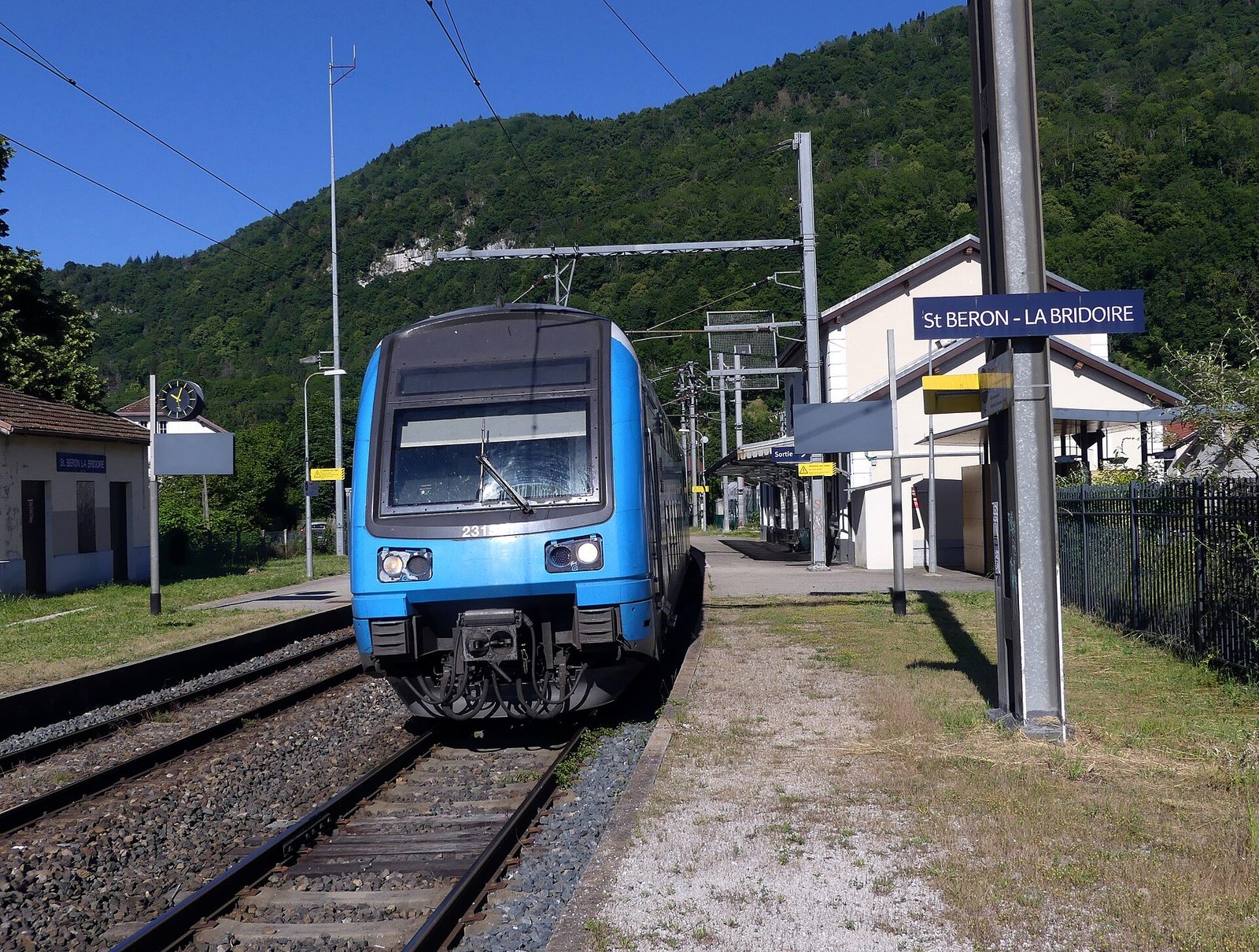 Arrivée du TER du soir en gare de Saint-Béron