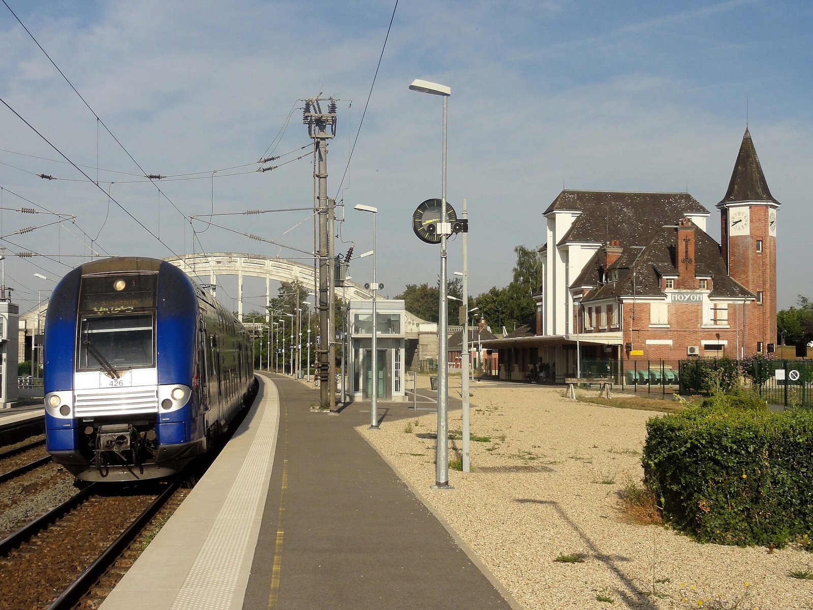 Train TER au départ en gare de Noyon, vers Saint-Quentin